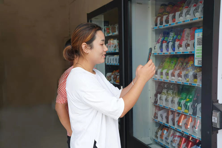 1628747393264139.jpg 我為群眾辦實事-成縣公司增設自動販賣機_副本.jpg