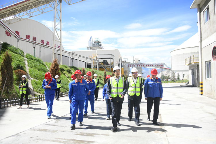 1631858449745591.jpg 周育先董事長在西藏公司調研1.jpg