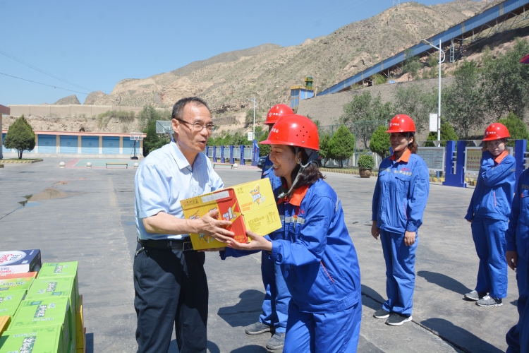 1689818597461681.jpg 蔡書記在民和公司送清涼.jpg