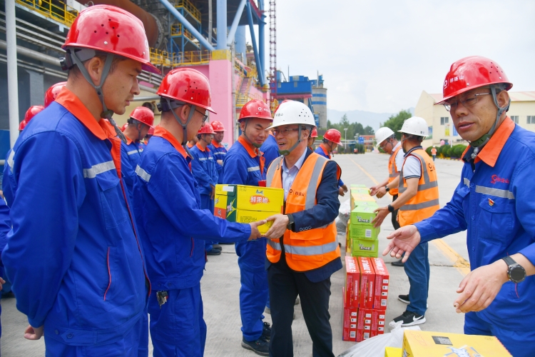 1689818607372949.jpg 蔡書記到青海公司送清涼.jpg