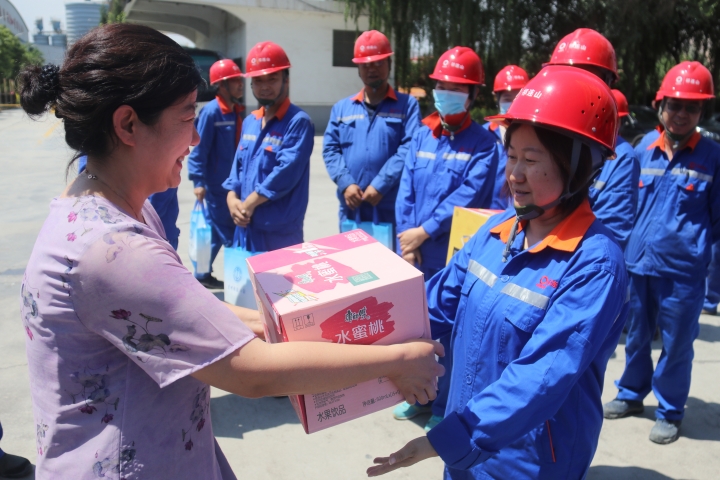 1689818642696059.jpg 蘭州市總工會送清涼1.jpg